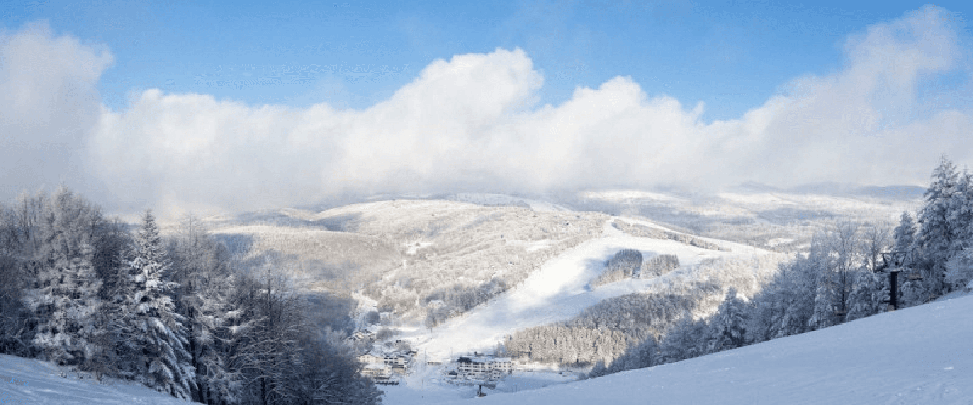 リゾートから眺める美しい雪山の景色